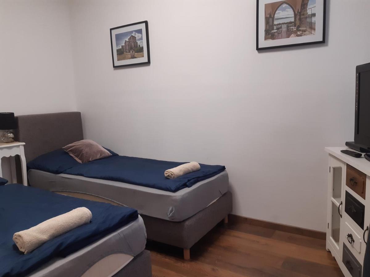 Váralja Apartman Tata Exterior foto